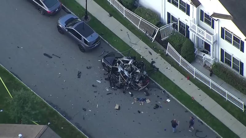 Madrugonazo en vecindario. Auto explota y hace saltar a los residentes de sus camas. El dueño...
