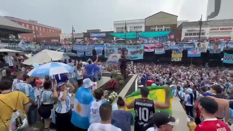 Fans argentinos cantando bajo la lluvia en el 'Banderazo' en Atlanta