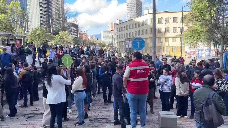 Un fuerte terremoto sacude Colombia y Ecuador; obliga a miles a evacuar edificios