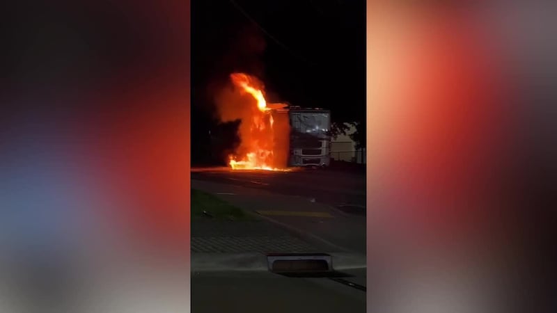 RV se incendia cerca de una gasolinera de Doraville