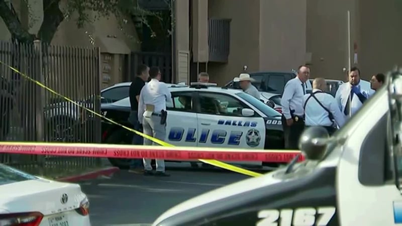 La policía de Dallas, Texas, reveló imágenes de la cámara corporal de un policía que tuvo que...