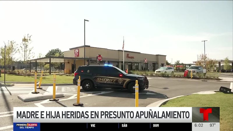Madre e hija heridas tras apuñalamiento afuera de Chick-fil-A