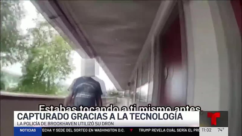El sospechoso fue captado por el dron de la policía mientras se masturbaba y observaba por las...