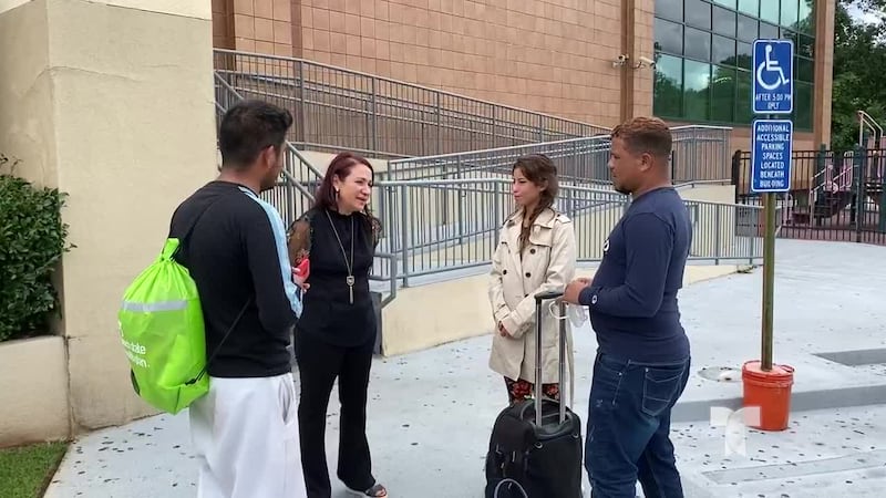 Drama migrante: venezolanos recién llegados pasan la noche a la intemperie con tal de recibir...