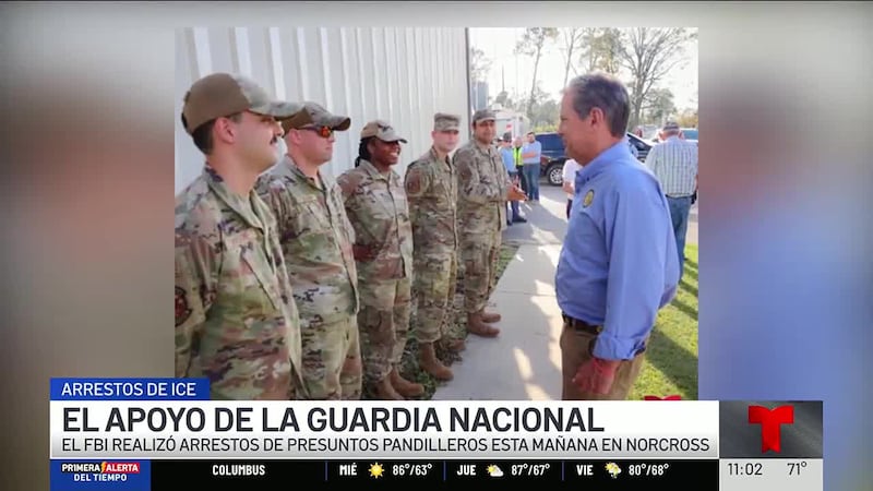 Varios residentes de un complejo de apartamentos vieron cuando presuntos agentes del FBI...