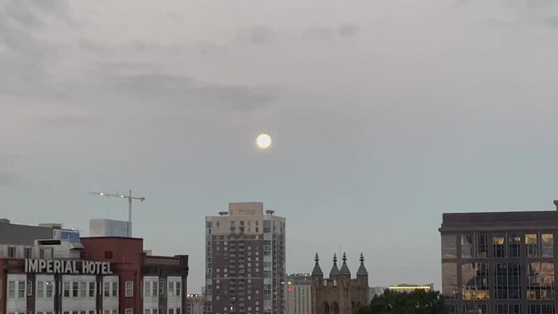Hasta hubo chance de observar la luna azul esta mañana