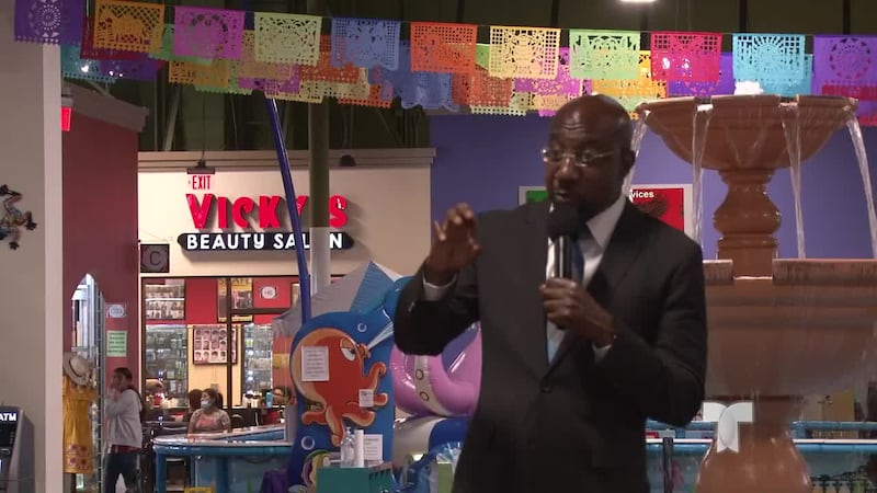 Senador Warnock se reúne con miembros de la comunidad latina en Gwinnett