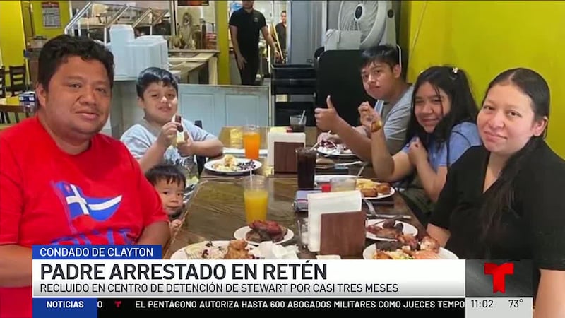 Tras la detención de un padre hispano en manos de ICE, la esposa tuvo que rifar un pequeño...