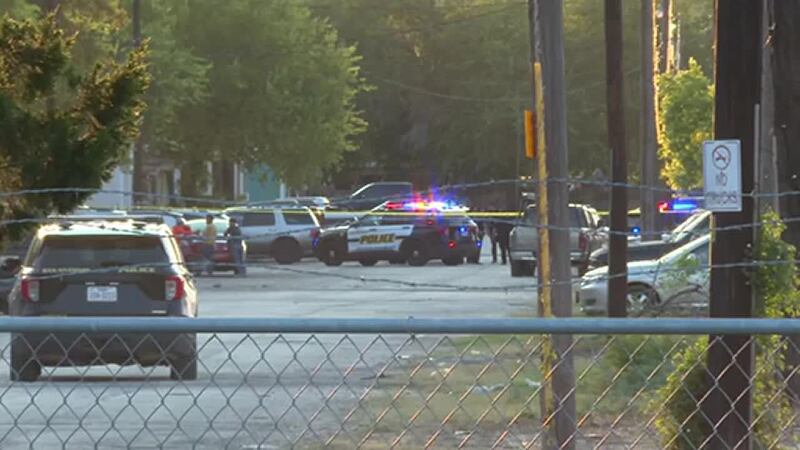 Testigos dicen que vieron entre 8 a 15 personas salir corriendo de un tráiler donde estaban...