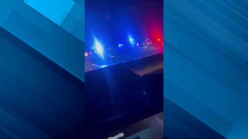 Hispano queda atrapado debajo de vehículo de ICE tras ser atropellado al huir de los agentes