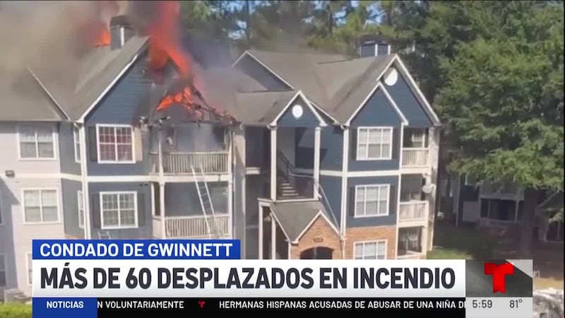 Al menos 60 personas resultaron desplazadas durante el incendio que consumió parte del edifico...