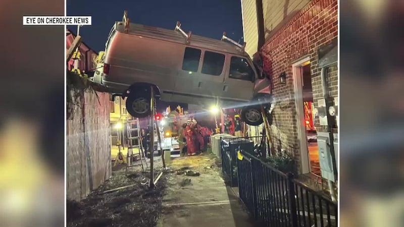 Camioneta queda empotrada entre complejo y un muro tras accidente en Cobb