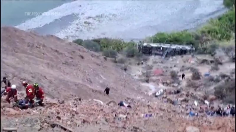 PERÚ - 37 MUERTOS TRAS ACCIDENTE VIAL EN AREQUIPA