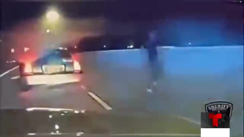 Noticias del Día | Se lanza de un puente para escapar de la policía durante persecución