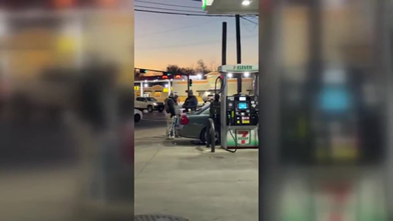Agentes de ICE fueron grabados en una gasolinera en Dallas, Texas. (KXTX vía Telemundo News...