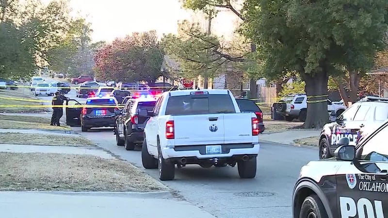 El pequeño estaba con otros dos niños cuando, según investigadores, corrió hacia el autobús...