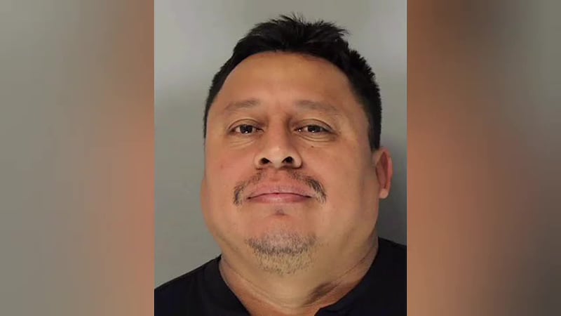 Acusan a hispano de atacar a otro con machete y ambos acaban con retención migratoria