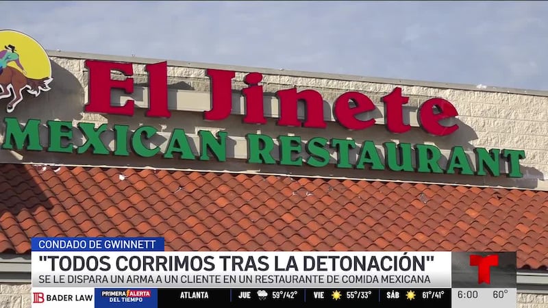 Un arma se le cayó a un cliente dentro de un restaurante de comida Mexicana en Snellville y se...