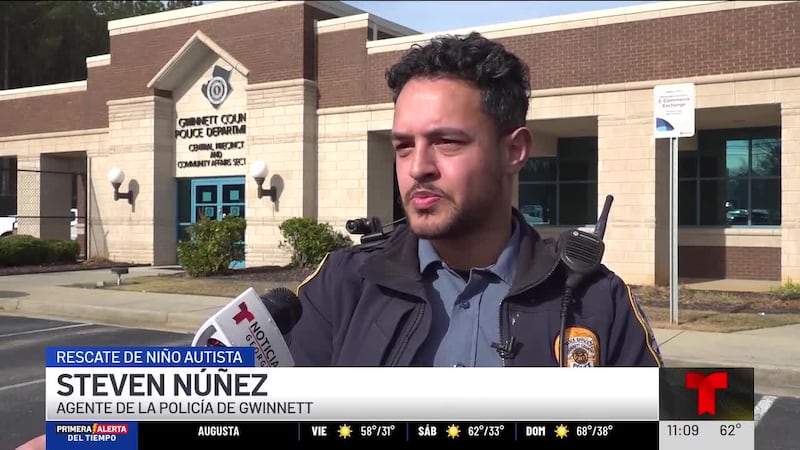 El agente Steven Núñez está siendo aplaudido por su rápida acción en el rescate de un niño