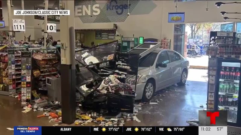 Varios clientes resultaron heridos tras el choque que causó la conductora en la tienda Kroger,...