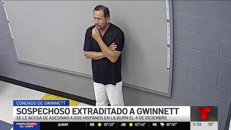 Javier Aragón Ruiz está acusado de asesinar a balazos a dos hispanos el 5 de diciembre. Huyó a...